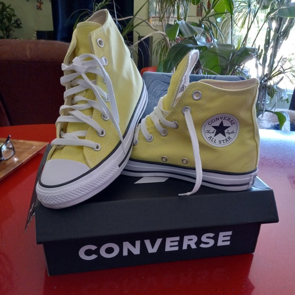 Converse Shoes - ☄️ Host Pick☄️ Hightop Chuck Taylor Bright Yellow Converse Women's sz 8